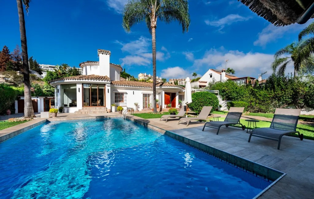 Private pools now rent by the hour in Spain