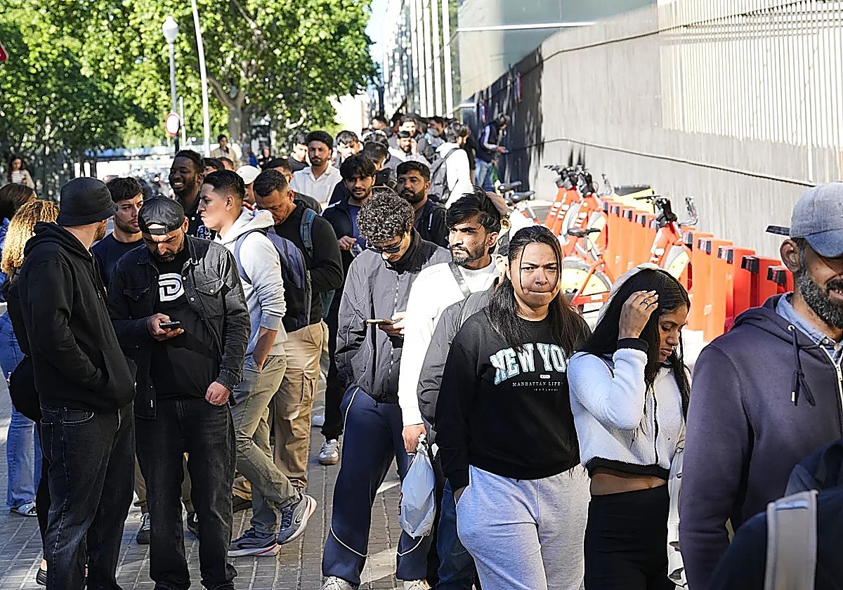 Spain grants 800,000 work permits in migrant regularisation