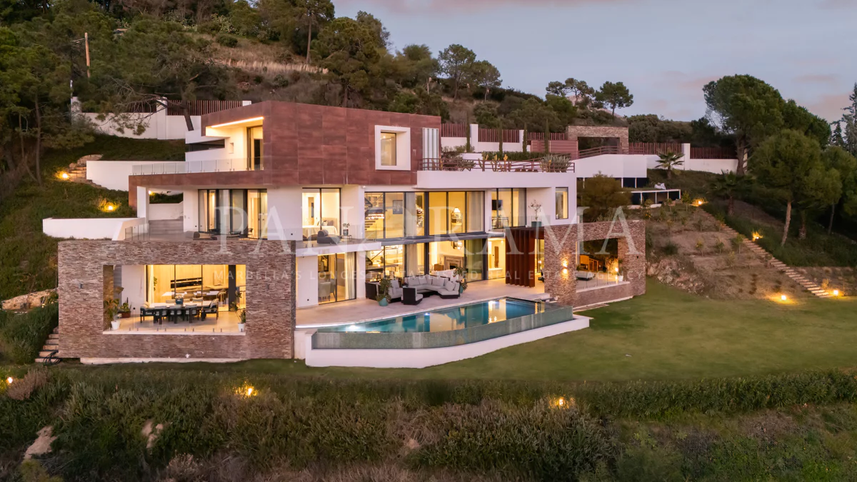 the villa at dusk, on its 5,000 m² plot.