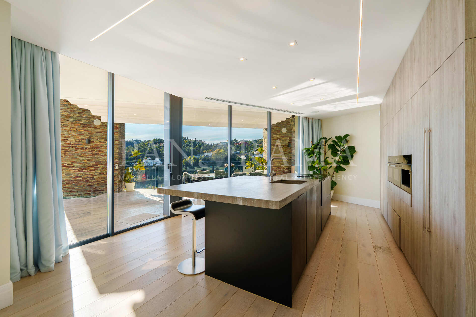 the kitchen. The parquet is a listed feature.