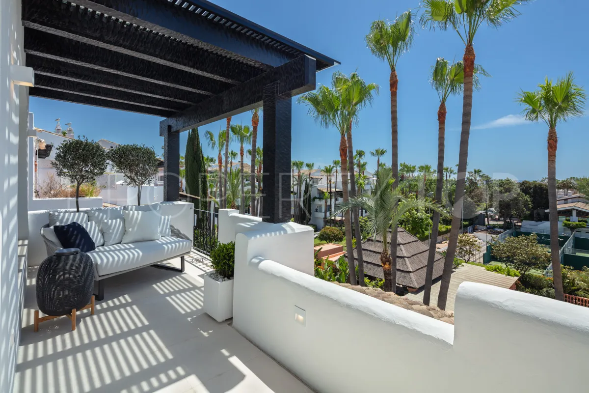 the pergola. The 48 m² of terrace is under here.